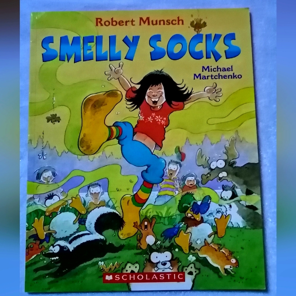 Robert Munsch / Smelly Socks Medium Soft Cover Book